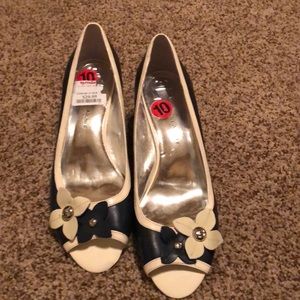 MEtienne Aigner size 10 navy blue/ off-white